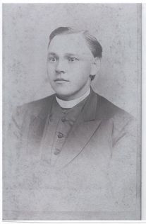 Foto: Unbekannt, Junger Priester (1860), Quelle: commons.wikimedia.org